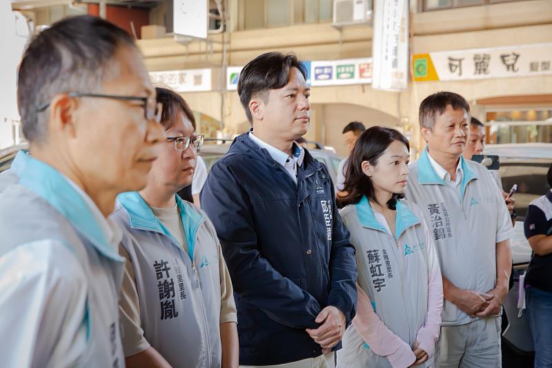 邱臣遠代理市長聆聽工程簡報。