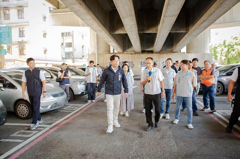 邱臣遠代理市長視察現況。