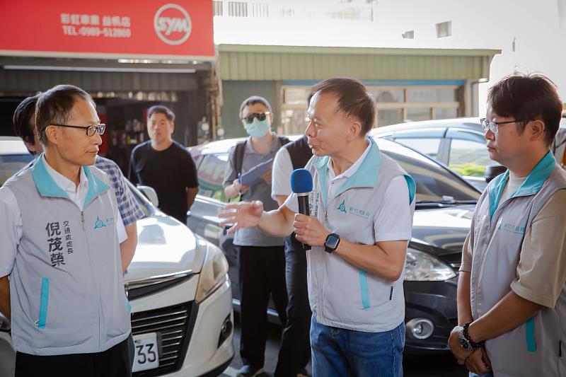 金竹里長葉家榮給予建議。