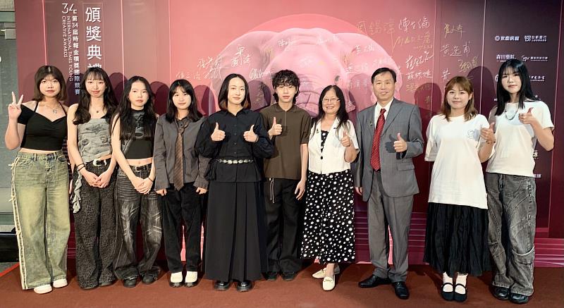 王淑音副校長(右四)與廣告系獲獎學生合影。