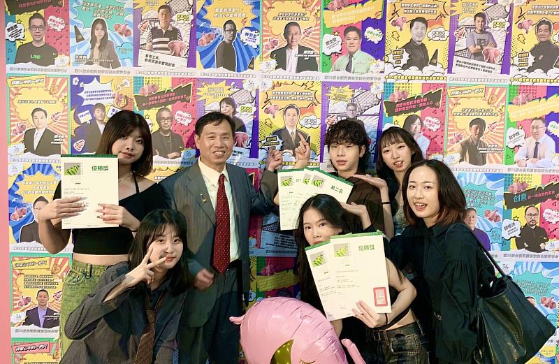 已連續七屆受邀擔任金犢獎全球總決賽評審的黃元禧老師與獲獎學生合影。
