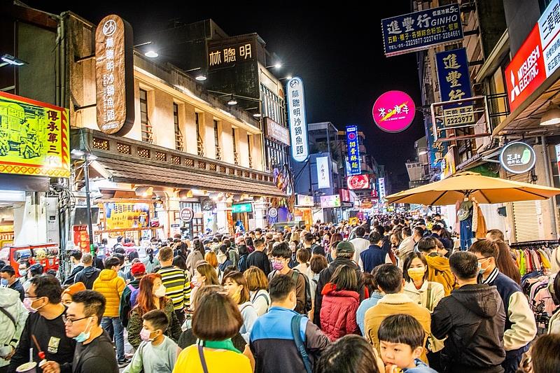 嘉義市每到假日人潮滿滿 顯見經濟力活絡