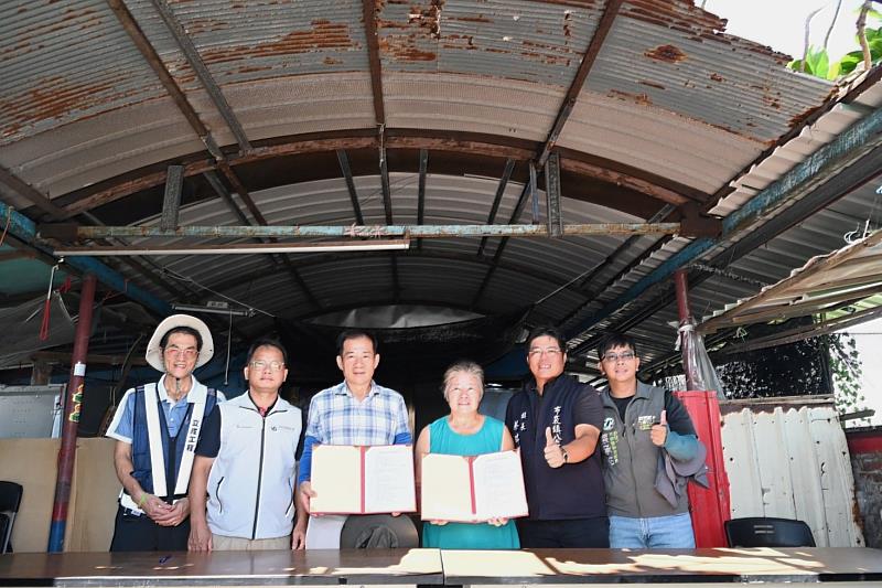 廠商與受災住戶完成簽約，廠商允諾會以最快速度備料施工，讓住戶有安心的家園