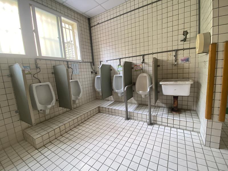 香山國小老舊廁所。
