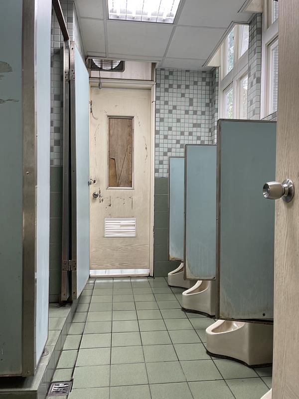 科園國小老舊廁所。