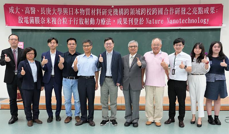 李偉鵬副教授(左3)積極參與跨域、跨校、跨國研究