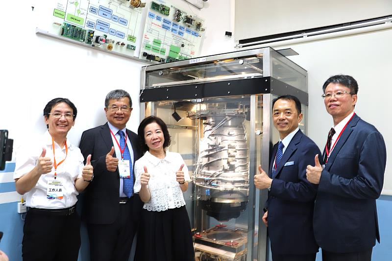 圖為聯電今年捐贈給高科大「半導體製程設備技術人才培育基地」的艾司摩爾(ASML)曝光機核心系統。聯電是我國最早成立的半導體公司，也最早將在南部設立研發部門，南部廠員工有數百位高科大校友，再加上在人培基地上的各項合作，與高科大有非常緊密的夥伴關係。圖左起為高科大半導體系主任楊奇達、高科大校長楊慶煜、教育部技職司長楊玉惠、聯電執行廠長莊裕智、高科大電資學院院長李財福。