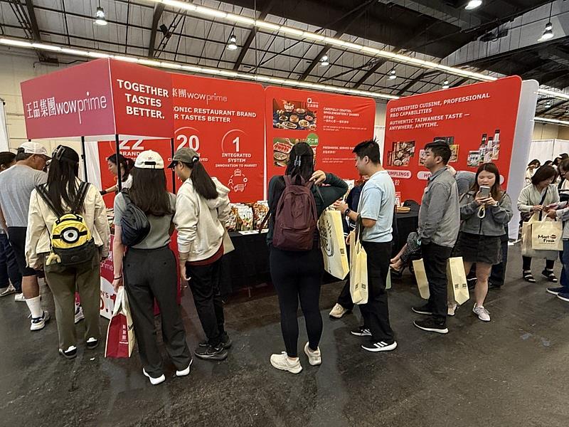 萬鮮今年首度參展美國亞洲美食及文化大展,現場提供消費者試吃,受到國際買家、在地消費者熱烈關注,攤位被人潮擠爆。