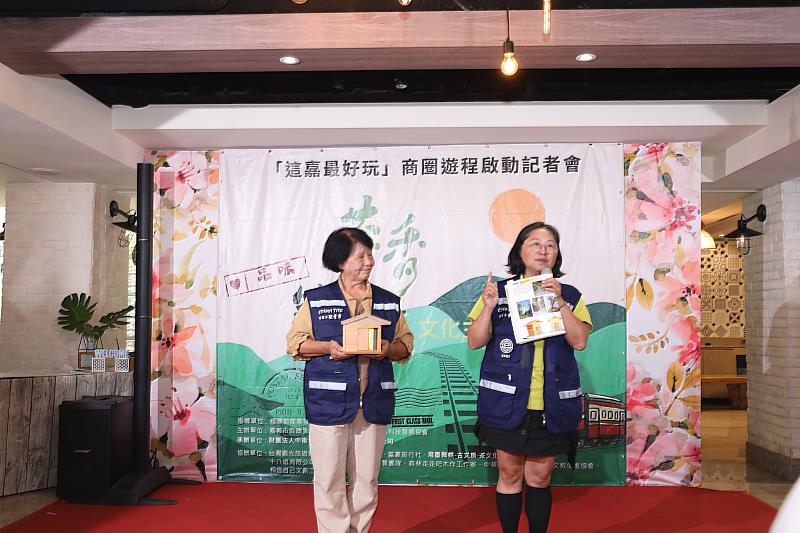 木工職人與導覽老師介紹遊程重點