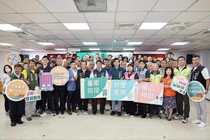 市長黃偉哲於典禮中感謝包括救國團在內的187家旅宿業者，以免費或優惠的方式提供空間，協助安置災民與救災人員，展現高度社會責任與大愛精神。