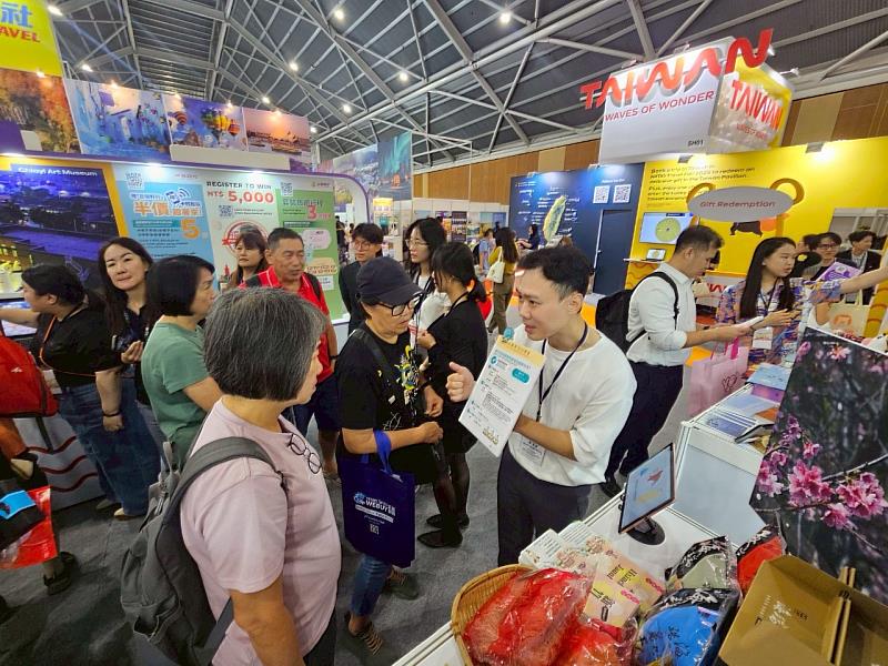 向民眾介紹新竹市觀光景點。