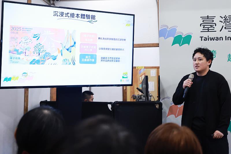 岩岩數位藝術負責人Tapas_Humi介紹「繪本故事館」，以夢想為主題，展示100本與夢想有關的繪本。