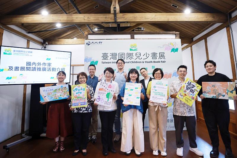 「跨越城市．閱讀無界」第1屆臺灣國際兒少書展即將於9月18日至21日於臺中國際展覽館舉行，文化部政務次長李靜慧（前排中）、臺中市政府文化局長陳佳君（左3）、臺文館館長陳瑩芳（左2）、獨立出版聯盟理事長陳夏民（右2）、岩岩數位藝術負責人Tapas_Humi（右1）等合影。