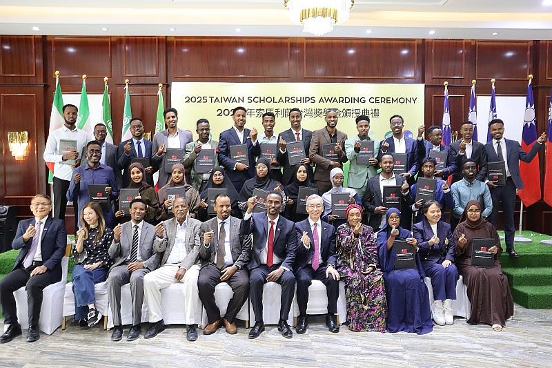 羅大使(前排右5)、索蘭外長巴卡曼(Abdirahman Dahir Adam)(前排中)、眾議院外委會主席Mohamed Hassan Saed(前排左5)及出席政要與全體受獎生大合照。