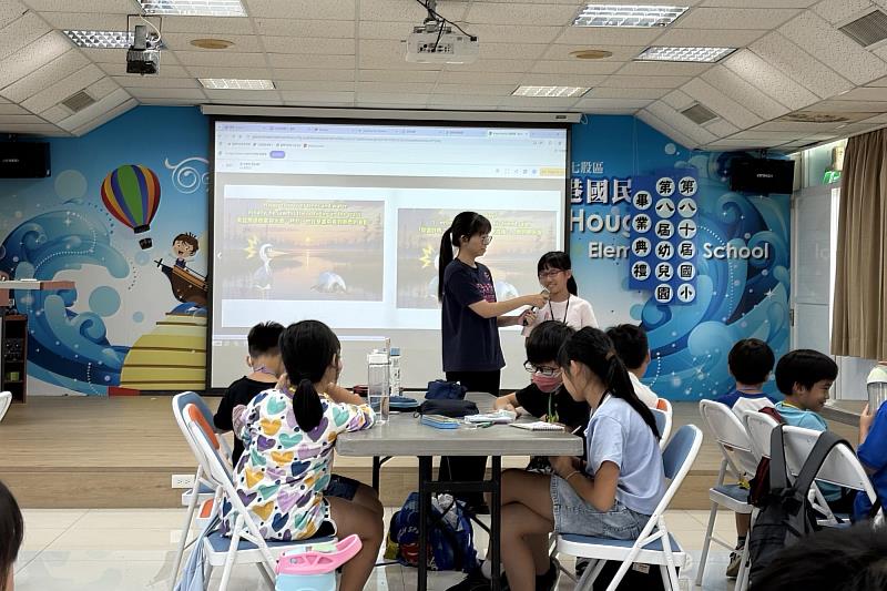 學生完成電子書作品後，上台展示並分享成果，展現南大營隊成果