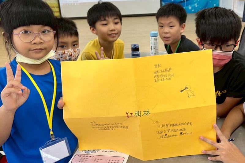 在南大師資生引導下，小組透過腦力激盪發想故事大綱