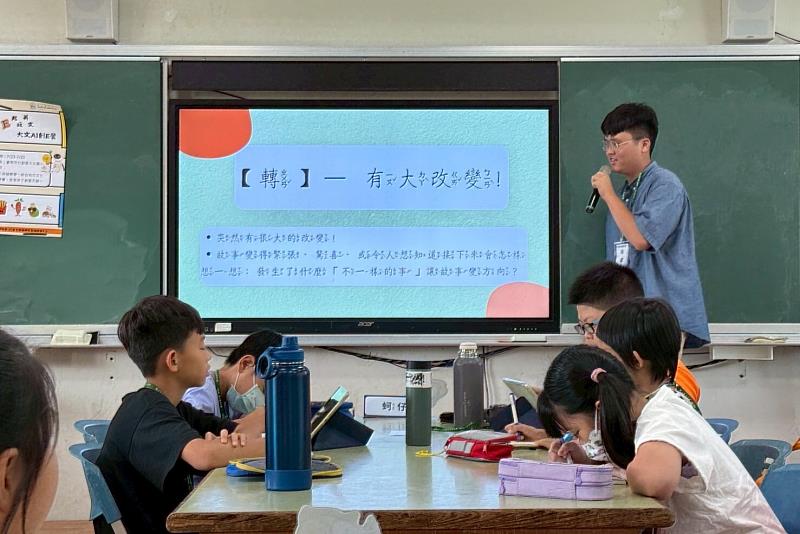 南大師生教導學童如何正確下指令使用E度寫作精靈