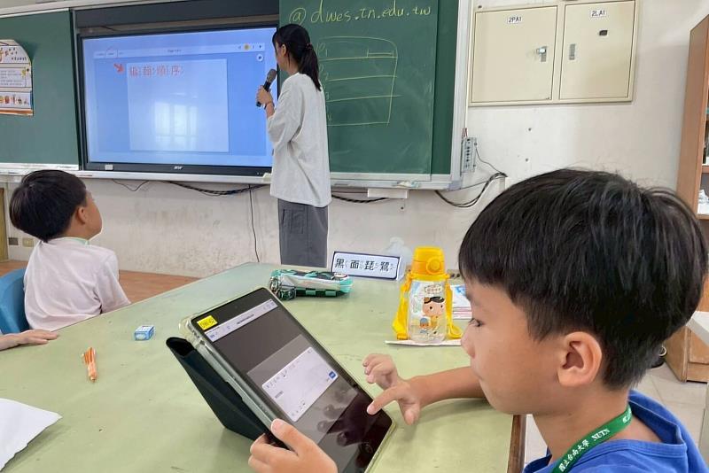 南大團隊進行Book Creator教學，帶領孩子完成電子書製作