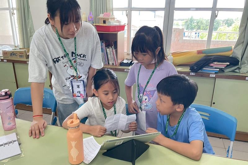 南大團隊指導學童為電子書配音，增添作品互動性