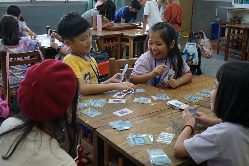 南大師資生設計教育桌遊〈虱目魚保衛戰〉，讓孩子在遊戲中學習數學與海洋保育。