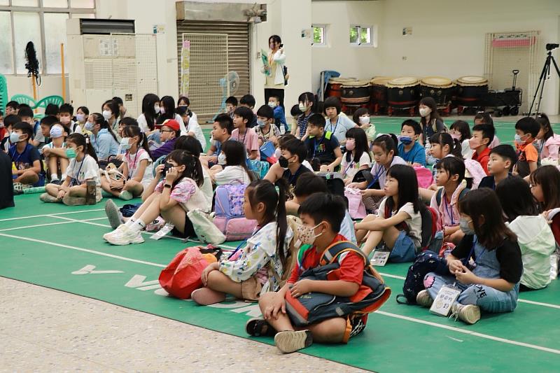 和順國小學童在始業式上專注聆聽南大師資生說明課程注意事項。