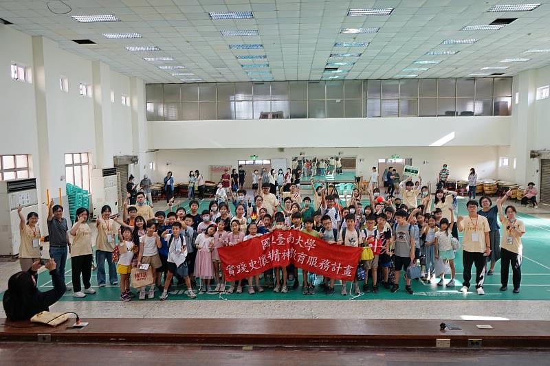南大師資生與和順國小學生在結業式合影留念。