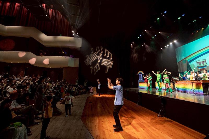 《噔噔！登上彩虹塔》全臺巡迴演出還有16場，各場次票券銷售熱烈，歡迎攜家帶眷一同入場體驗！