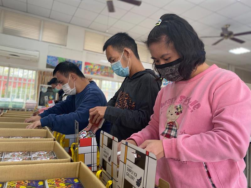 小嶺頂愛啟兒關懷協會照顧成人心智障礙者，藉媒合簡單加工工作，讓個案的生活及工作能力不致退化(頂新和德文教基金會提供)