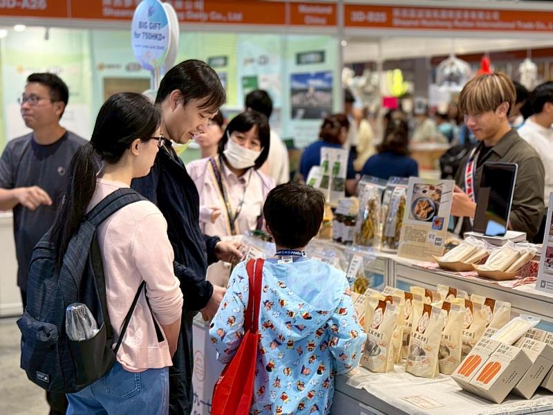 2.花蓮好滋味亮相2025香港美食博覽會，花蓮縣政府此次攜手六家優質農特產品業者參展，「花蓮好滋味」展區廣受矚目。