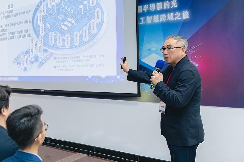 圖四、東吳大學理學院王志傑院長於學程簡報課程內容中,強調理論與實作並重,培養具競爭力的半導體人才。