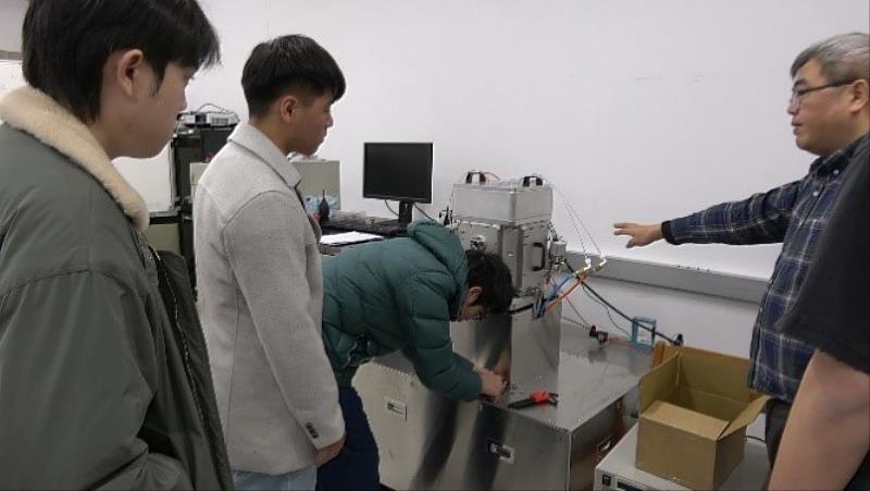圖五、學生於「半導體元件設計專題實驗」進行實作訓練。