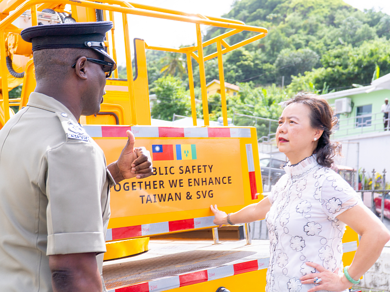 Ambassador Fan and the Director-General of the National Police Agency jointly inspected the condition of the aerial work platform truck.