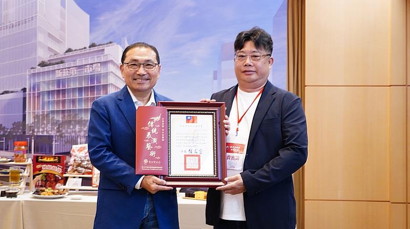 林永志藝師(右)登錄為新北市傳統表演藝術「北管音樂」保存者，市長侯友宜(左)親自頒授證書及獎金，表達高度敬意與感謝。