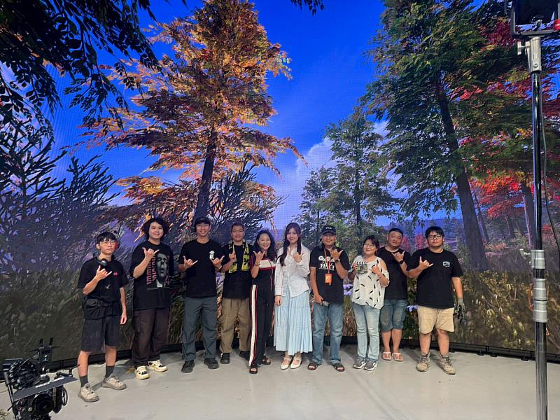視訊系王傳宗老師(右4)執導大愛劇《我們六個》，在LED虛擬攝影棚拍攝由許維芳(右5)獻唱的片尾曲MV