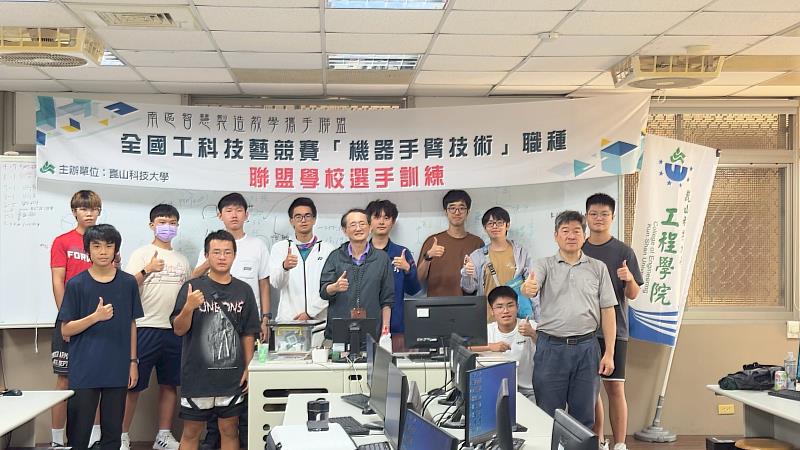 崑大機器人系辦理「機器手臂技術」職種選手暑期培訓，參訓師生合影