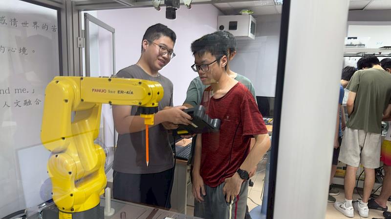 培訓選手操作機台
