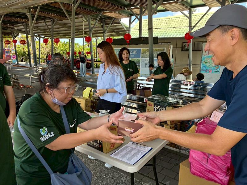 休運系師生為學員發送餐盒
