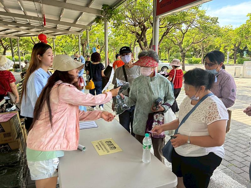 休運系陳秀花主任(左1)向參與民眾說明活動細節
