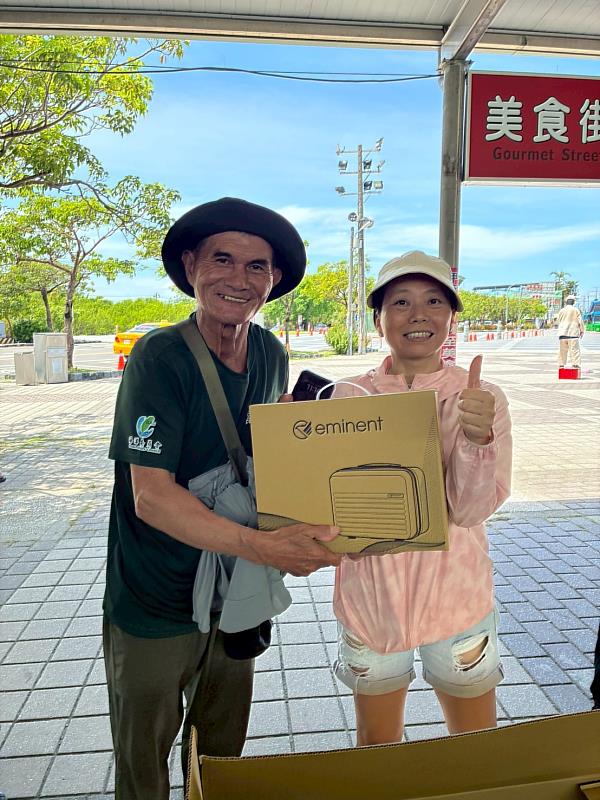 休運系陳秀花主任(右)頒發獎品予參與學員