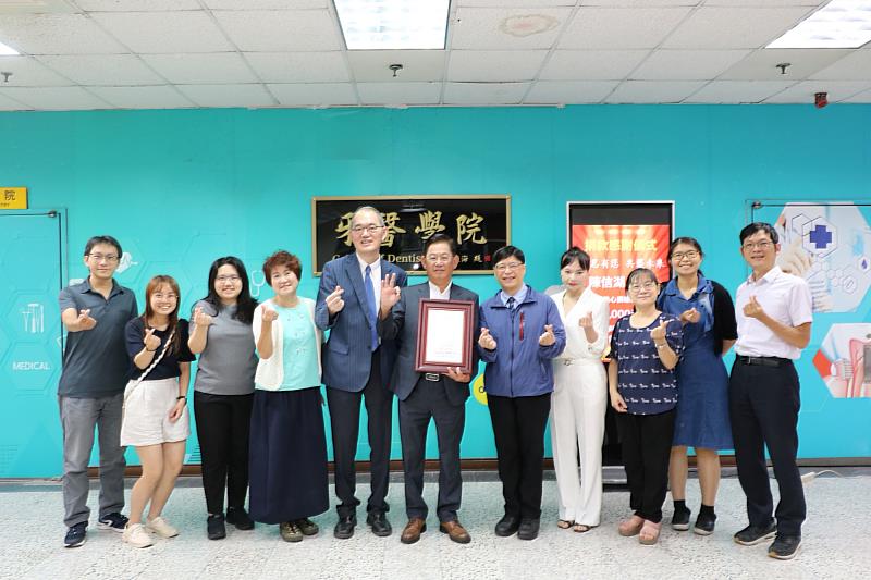 傅立志院長偕陳信湖校友與牙醫學院同仁合影。