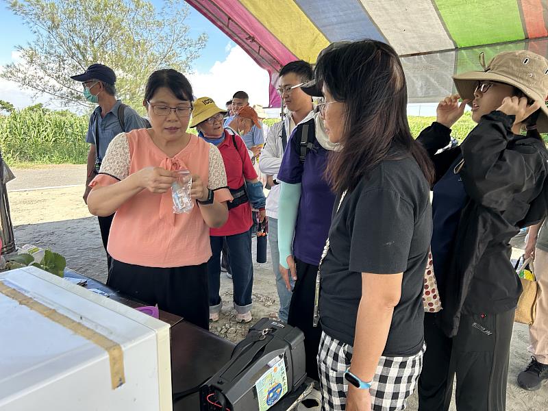 南華大學科技學院USR辦理KKF自然農法體驗活動， 吳蕙㚬老師講解製作手工皂步驟。