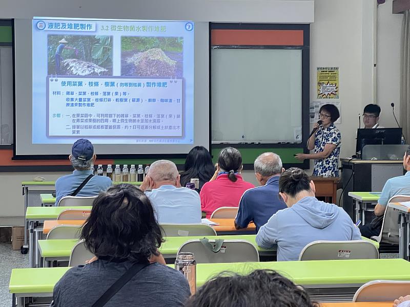南華大學科技學院USR辦理KKF自然農法體驗活動，邀請新良食．淨土文化推廣協會謝玉嬌老師講解如何製作微生物液肥。