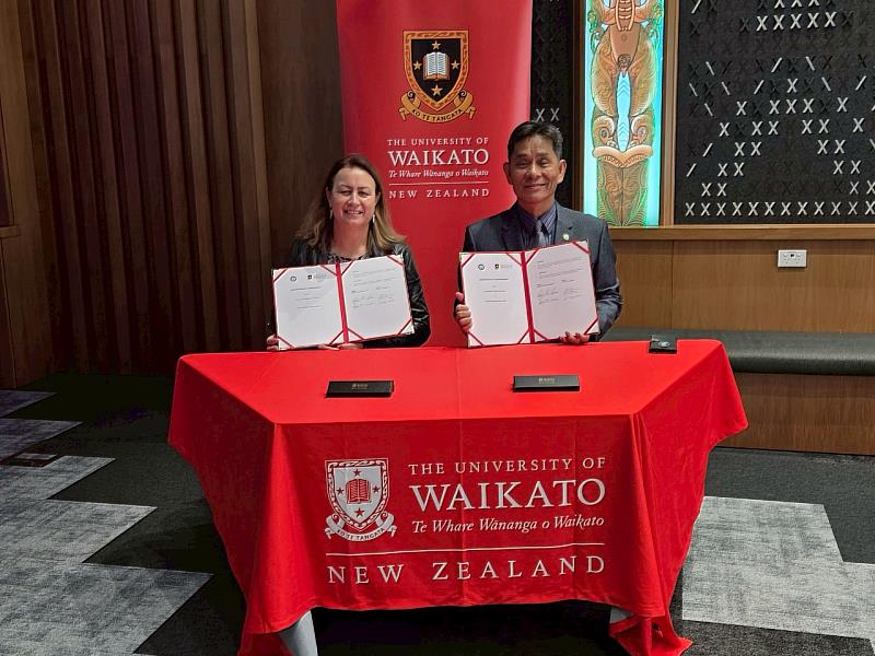 東華大學代表團與Waikato University簽署MOU。