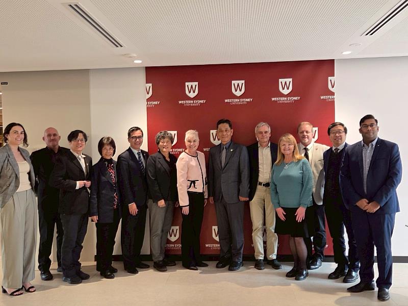 東華大學代表團與Western Sydney University代表合影。