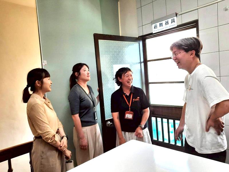 2.伊甸向富宇基金會介紹修繕完的早療據點