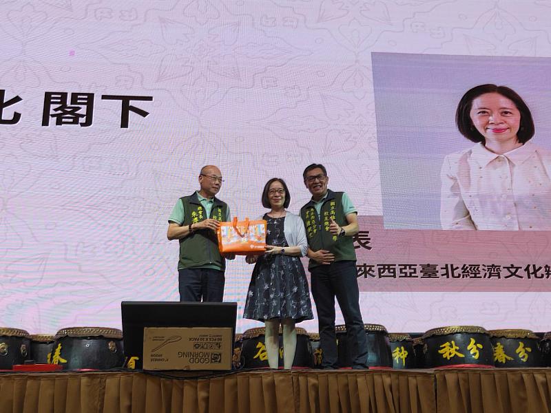 於馬六甲的馬來西亞校友晚宴，由左至右分別為高科大校友總會第四屆朱溥霖會長、駐馬來西亞臺北經濟文化辦事處代表葉非比大使、馬來西亞校友會鍾欽文會長。
