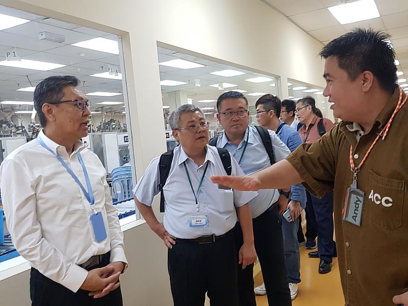 高科大一行參訪益昌咖啡廠生產過程，從中了解設備及人力配置需求，促進產學實習合作。