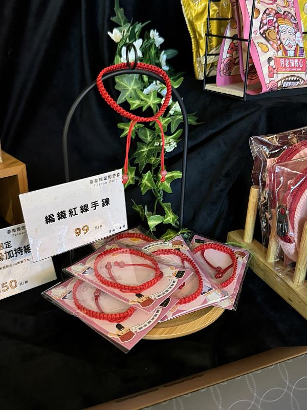 臺南市政府文化局配合七夕節日，推出「巷仔Niau」系列新品，將浪漫祝福化作隨身飾品，讓古蹟之旅更添溫度與心意。
