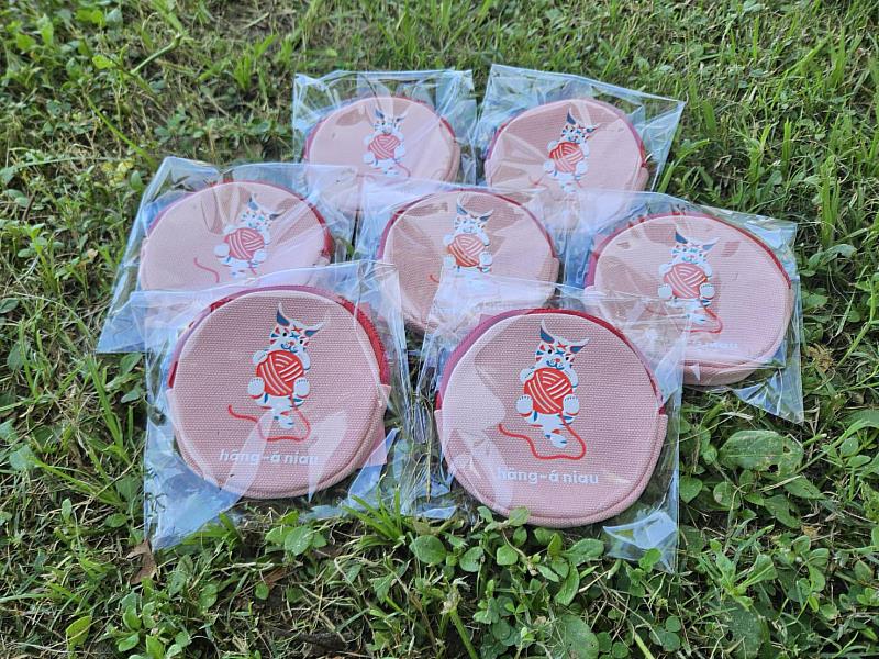 臺南市政府文化局配合七夕節日,推出「巷仔Niau」系列新品,將浪漫祝福化作隨身飾品,讓古蹟之旅更添溫度與心意。