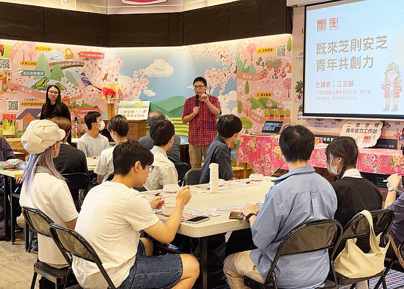 三芝故事館負責人江玉誠解說，讓日本師生了解台灣文化。